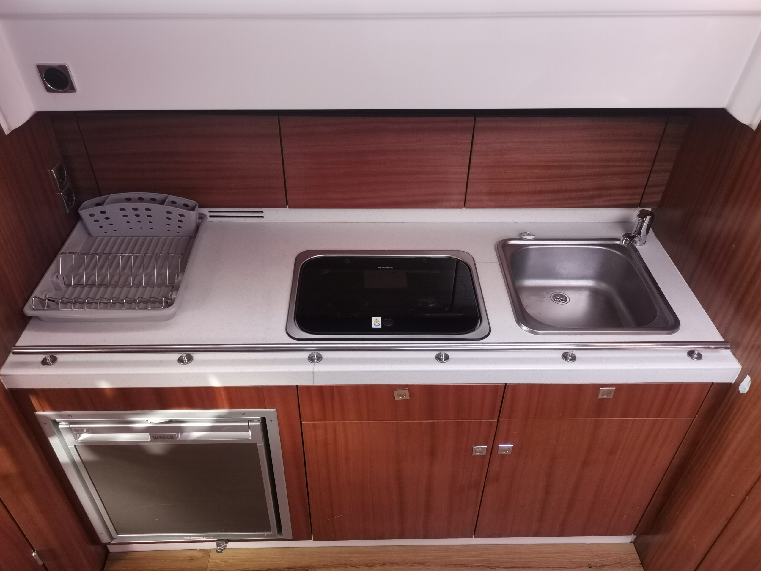 Nautiner 38 wnętrze kuchnia