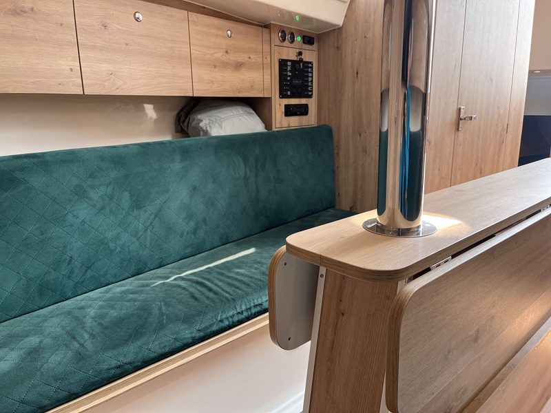 Antila 27 wnętrze - widok na mesę