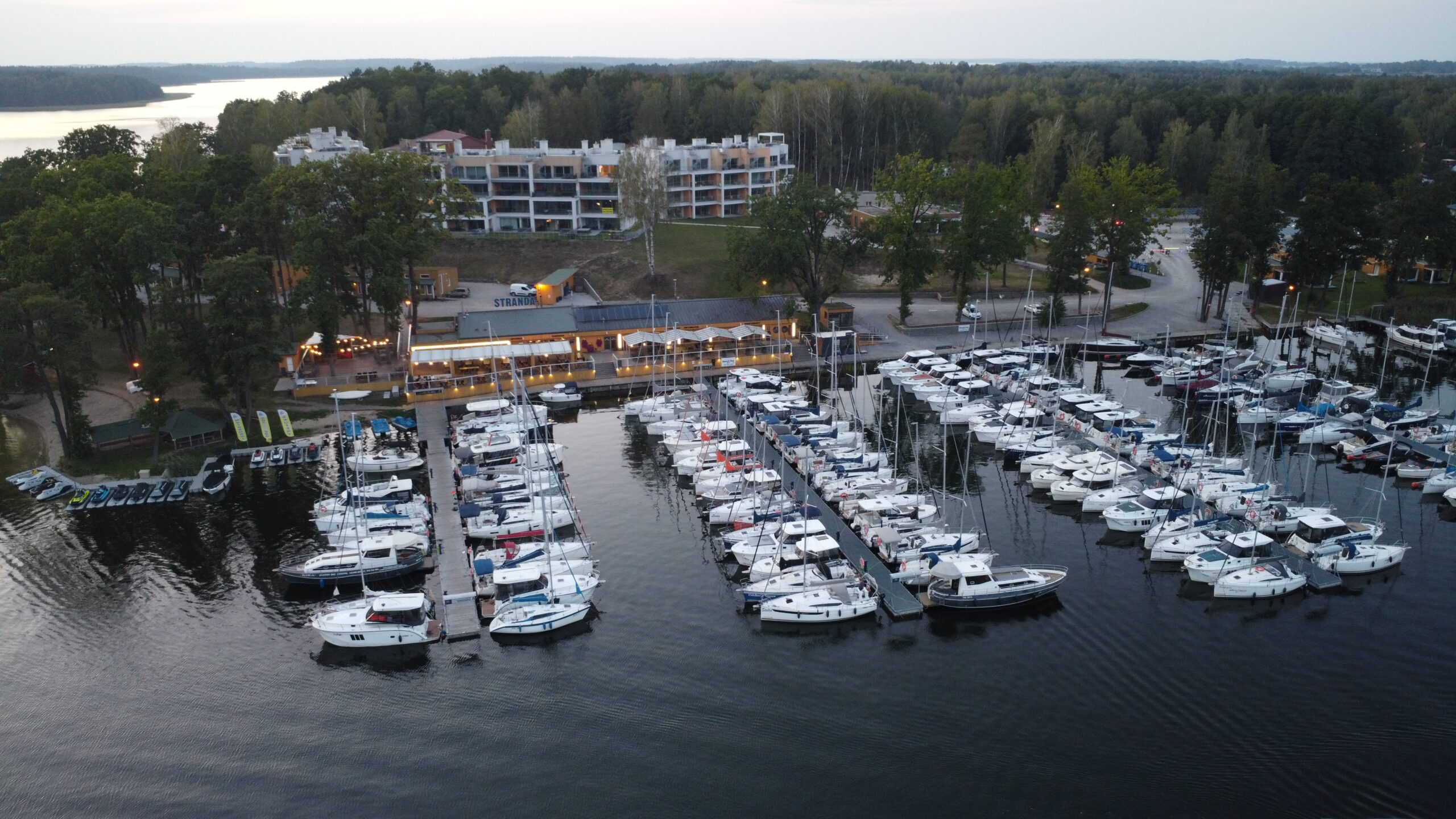 czarter jachtów żaglowych i czarter houseboatów na Mazurach
